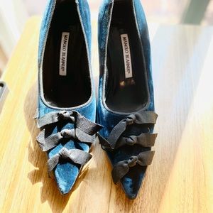 Manolo Blahnik RARE blue velvet heels